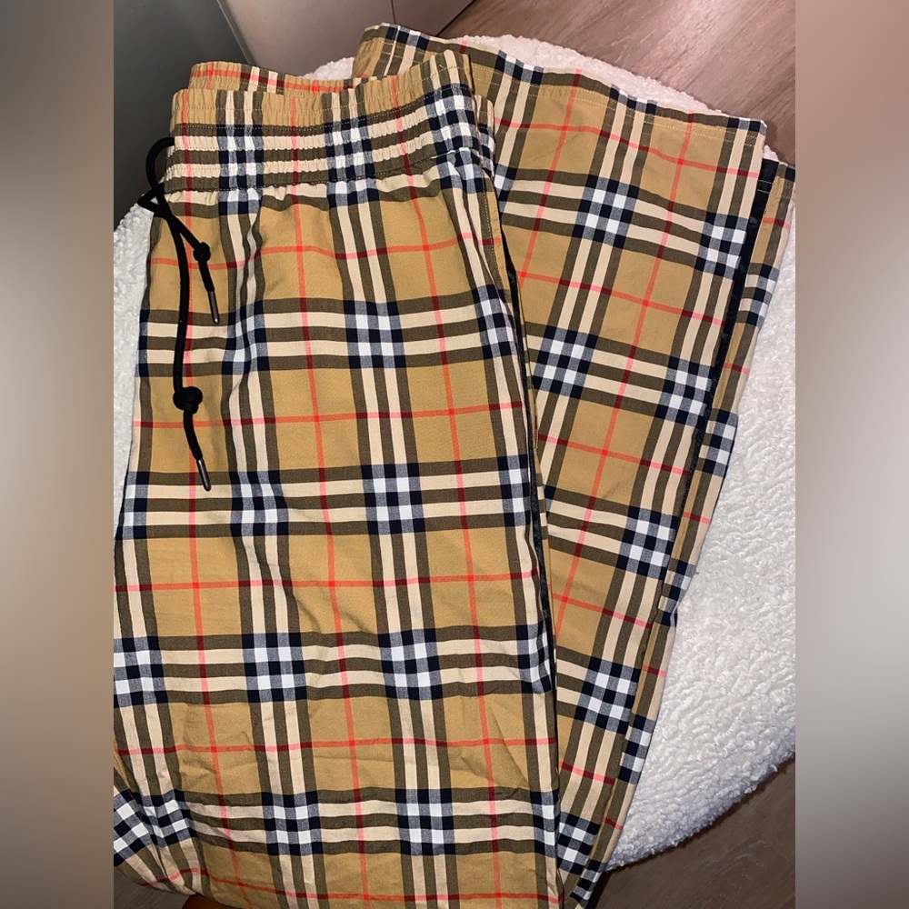 Women Burberry pants pockets on the side